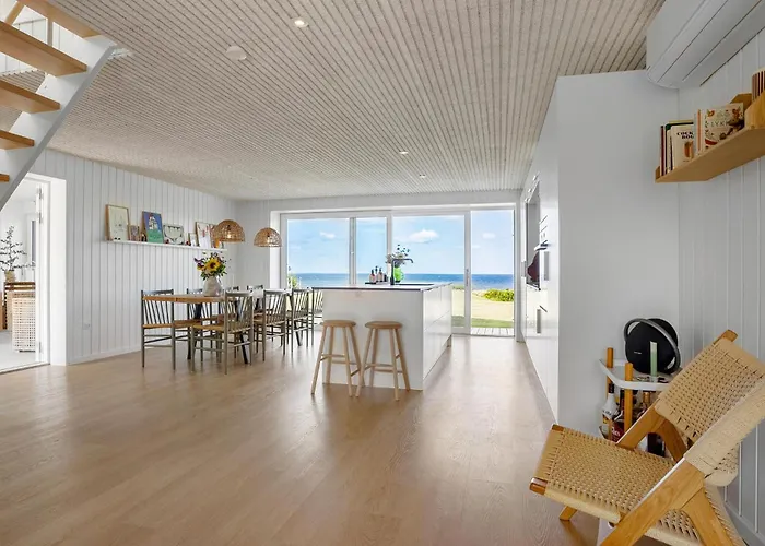 4 Bedroom Cozy In Nyaraló Fur